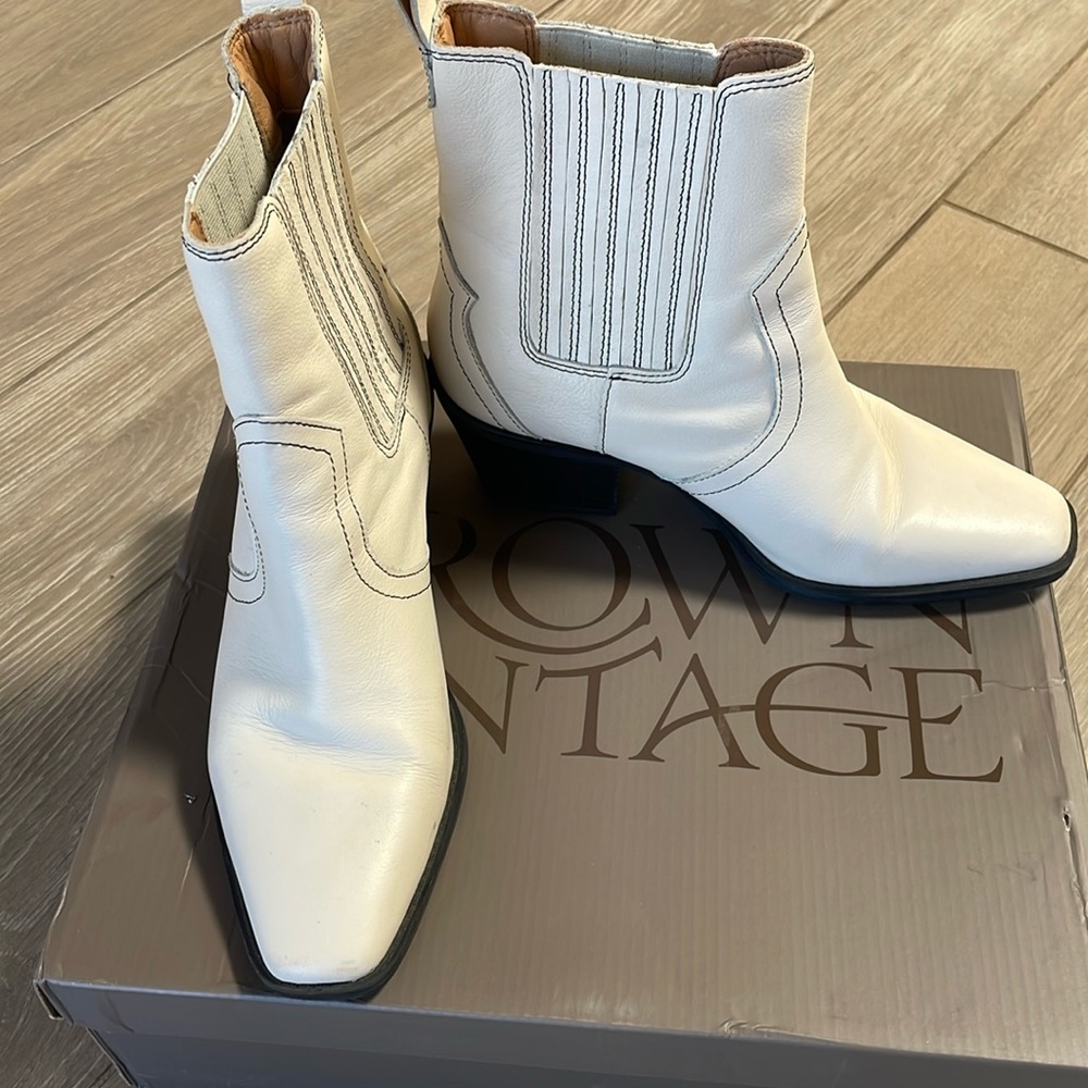 Crown Vintage-cowboy boots. Ivory.